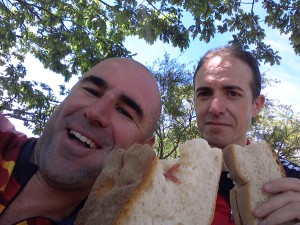 Comiendo bocatas de Jamón en Camponuera